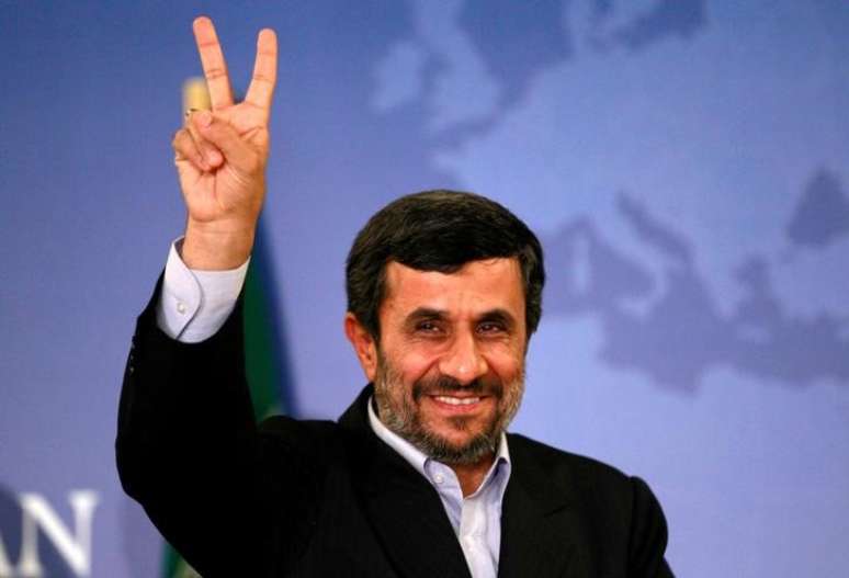 Mahmoud Ahmadinejad acena ao deixar entrevista em Istambul
 9/5/2011    REUTERS/Murad Sezer