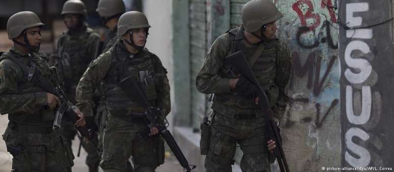 Militares em ação em favela carioca: eles têm a tarefa de acabar com a onda de violência que causou 6.731 mortes em 2017