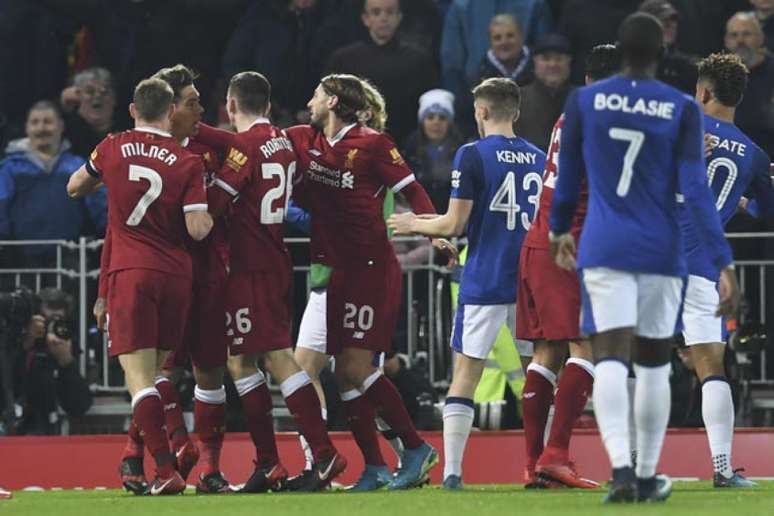 No clássico entre Liverpool e Everton, Firmino se envolveu em uma confusão com Mason (Foto: Paul Ellis / AFP)
