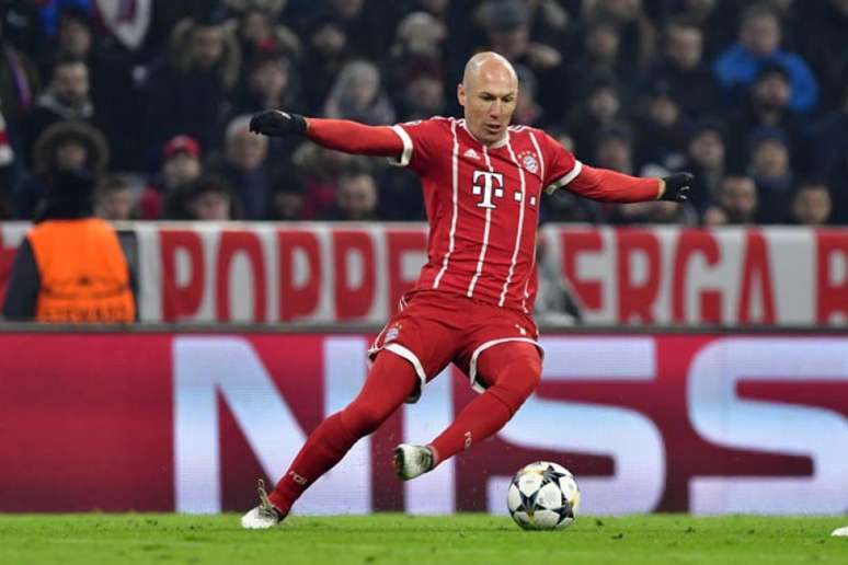 Robben participou do quinto gol, marcado por Lewandowski (Foto: John MacDougall / AFP)