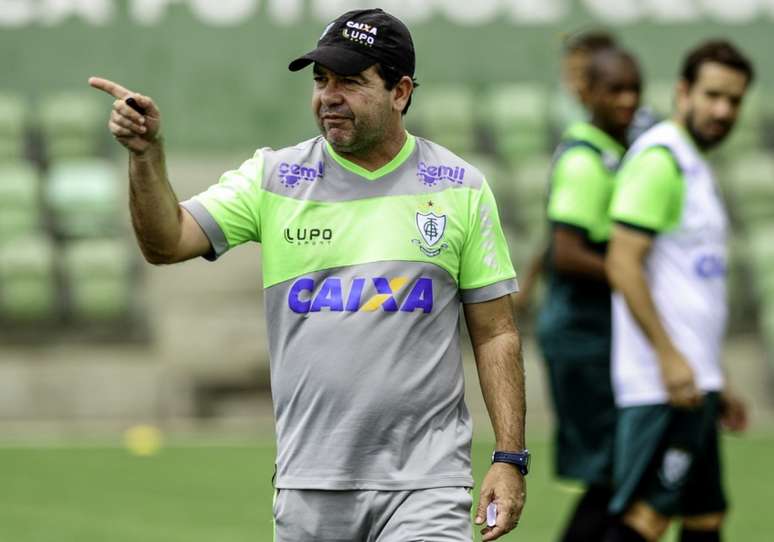 Enderson Moreira faz mudanças na equipe durante treino do Coelho (Foto: Mourão Panda / América-MG)