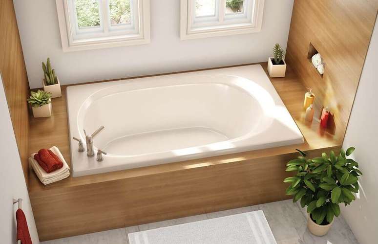 24. A madeira garantiu mais conforto para o banheiro com banheira de embutir