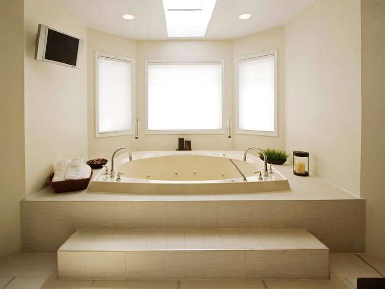 3. Um dos tipos de banheira mais desejadas é a banheira de hidromassagem.