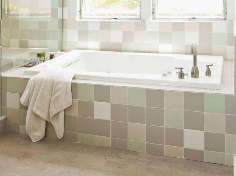 17. Se voc&ecirc; n&atilde;o quer gastar tanto no seu projeto de banheiro, invista em tipos de banheiras com linhas mais simples