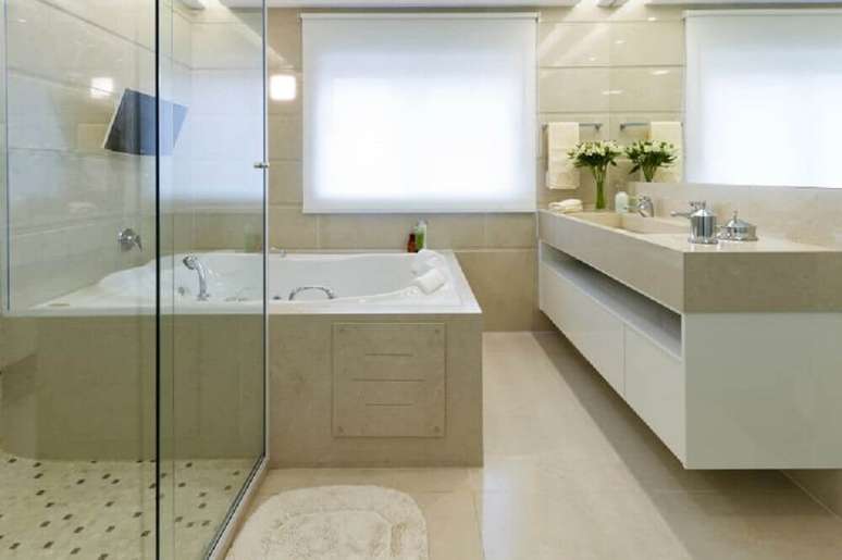 16. Decora&ccedil;&atilde;o de banheiro com banheira de hidromassagem