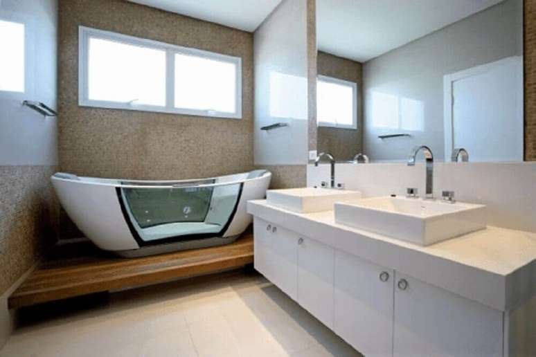 46. Banheiro com banheira de louça e vidro