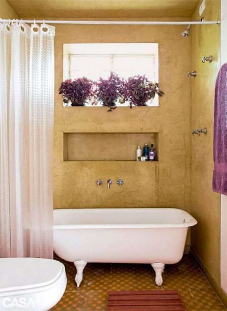 39. Decoração de banheiro super delicado com banheira em pé e cortina