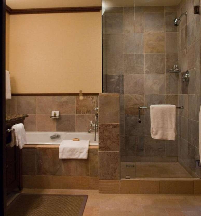 20. Banheiro com banheira e box separado