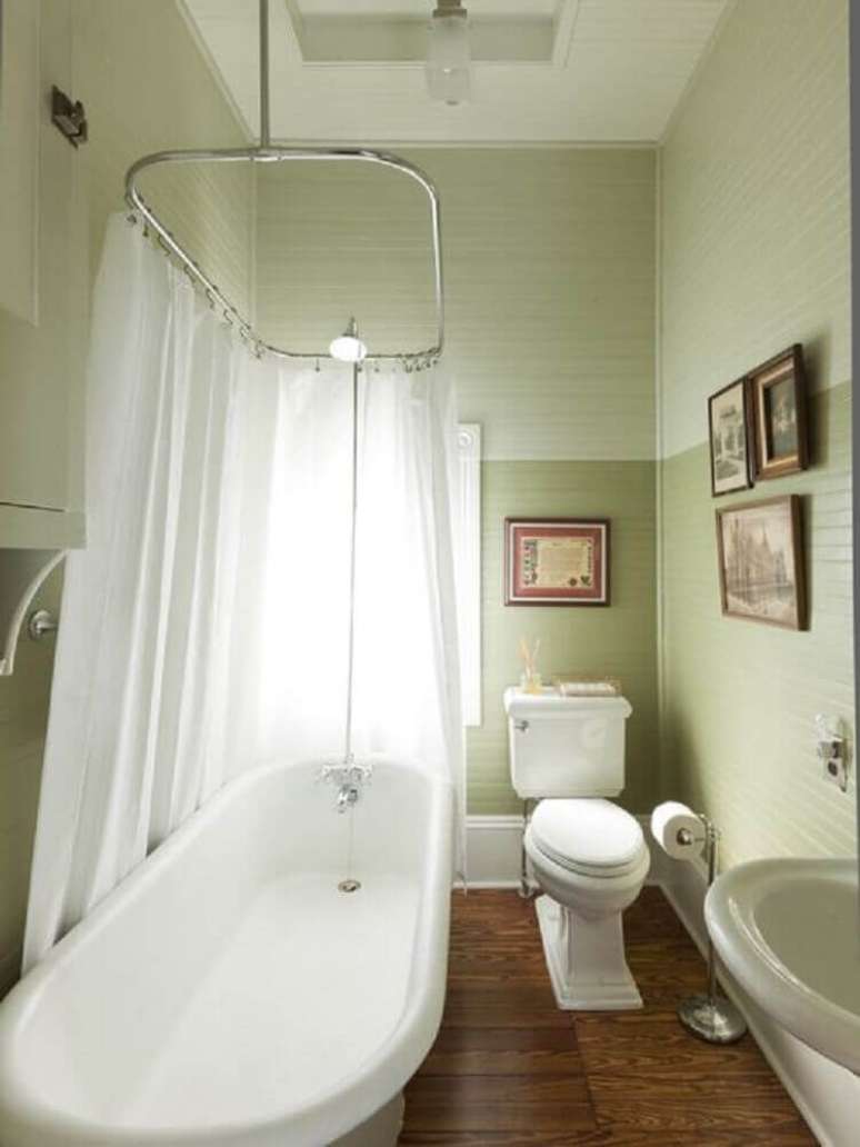 13. Decoração de banheiro pequeno com banheira e cortina