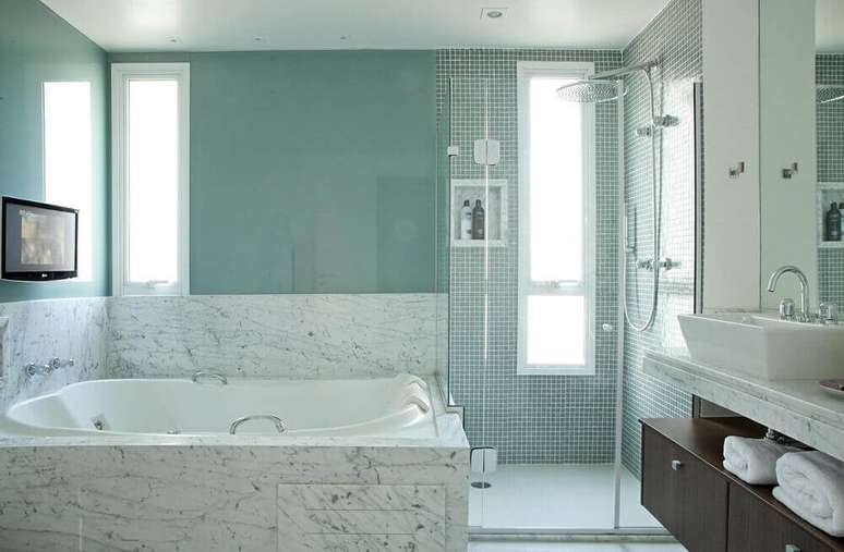 7. Decora&ccedil;&atilde;o de banheiro com banheira e box separado com pastilhas verdes