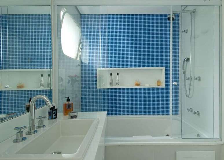 30. Utilize pastilhas nas paredes para destacar o local onde a banheira está no banheiro.