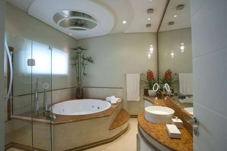 35. Decoração de banheiro com banheira redonda