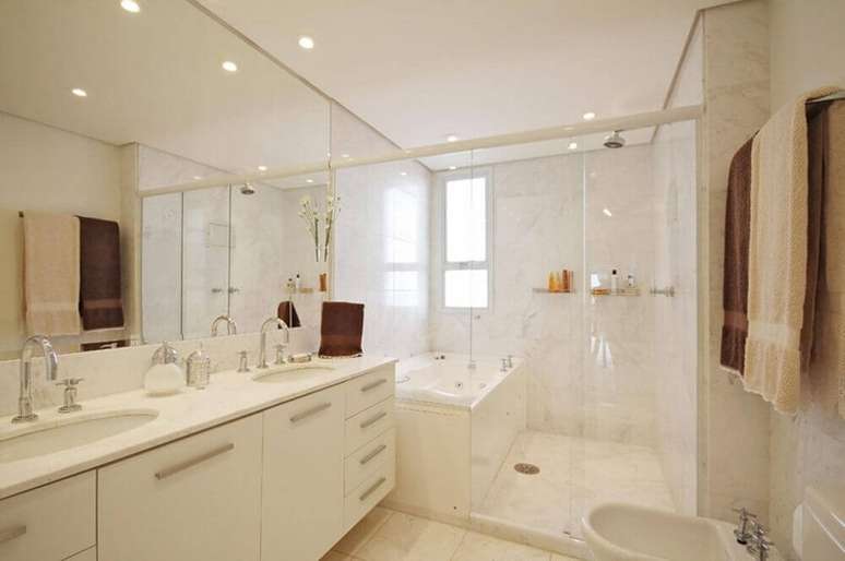 6. Banheiro com banheira e box são úteis para evitar molhar o resto do banheiro.