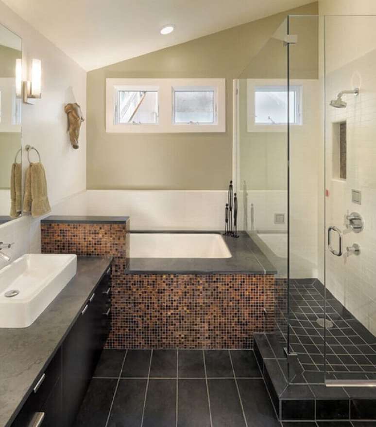 38. Modelos de banheiro com banheira e pastilhas