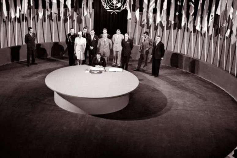 Foto histórica da assinatura da Carta da ONU em uma cerimônia realizada a 26 de junho de 1945 