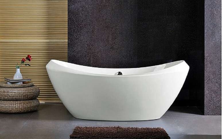 29. Os tipos de banheira com linhas assimétricas são excelentes escolhas para banheiros com decoração moderna