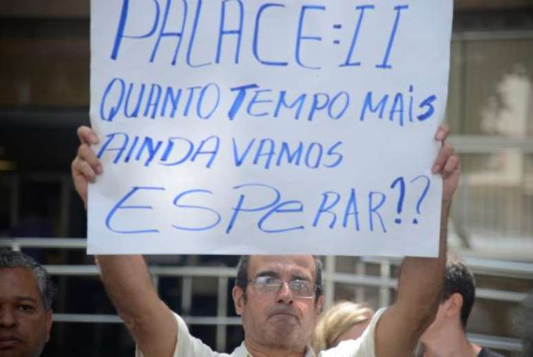 Após 20 anos do desabamento do Edifício Palace 2, vítimas protestam em frenteno Tribunal de Justiça