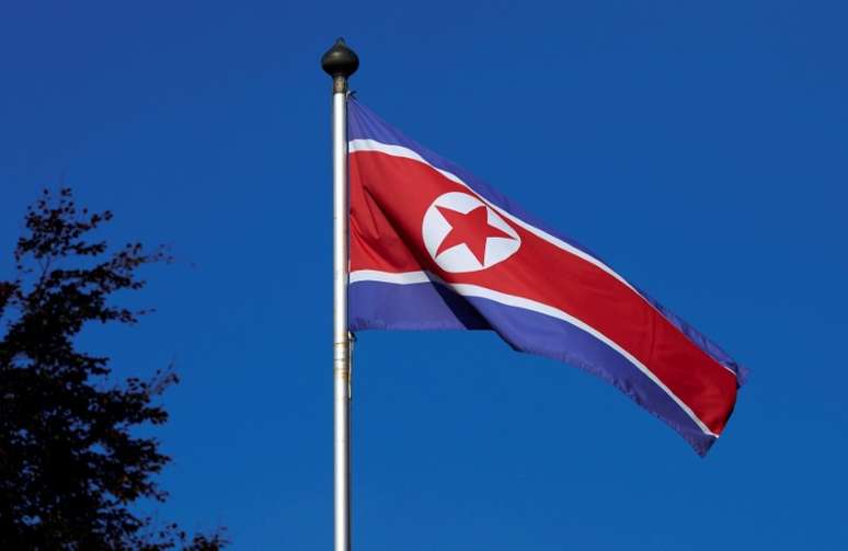 Bandeira da Coreia do Norte é vista em Genebra, na Suíça 02/10/2014 REUTERS/Denis Balibouse
