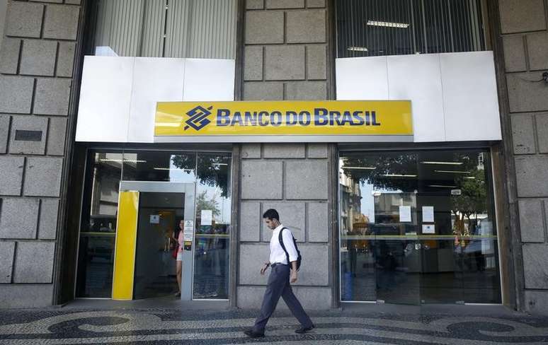 Homem passa em frente de agência do Banco do Brasil no centro do Rio de Janeiro 15/12/ 2014. REUTERS/Pilar Olivares 