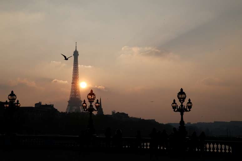 Vista da Torre Eiffel, em Paris, durante o pôr do sol