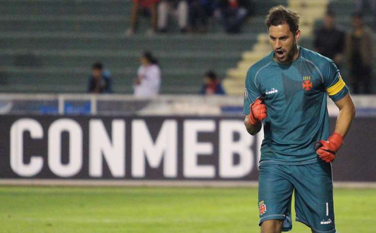 Com três pênaltis defendidos, Martin Silva foi o herói do Vasco na classificação para a fase de grupos da Libertadores.