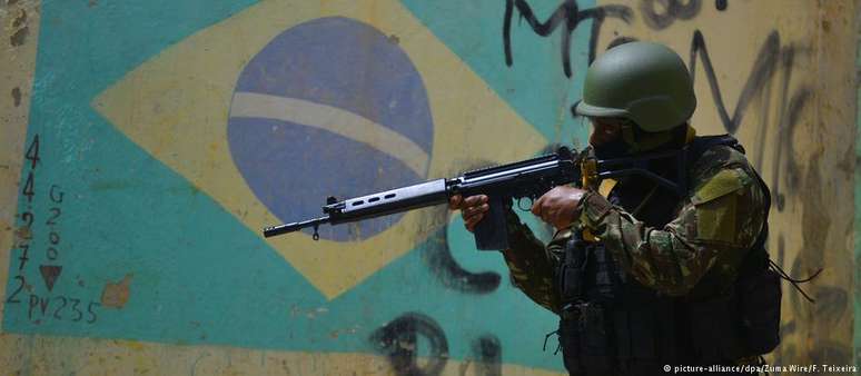 Militar em operação no Rio: Forças Armadas devem ficar no estado até o fim do ano