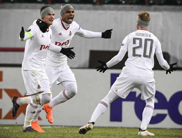 Denisov comemora com o brasileiro Ari o gol da vitória do Lokomotiv (Foto: Alexander Nemenov / AFP)