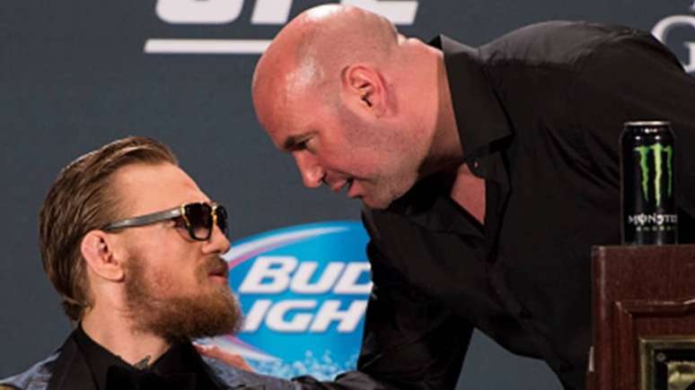 Conor McGregor conversa com Dana White em coletiva de imprensa (FOTO: Divulgação/UFC)