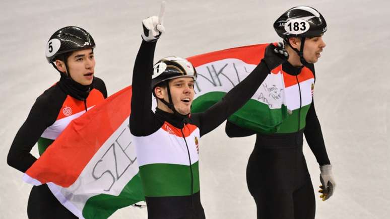 m Csaba Burjan, Viktor Knoch e os irmãos Shaoang Liu celebram feito (Foto: AFP)