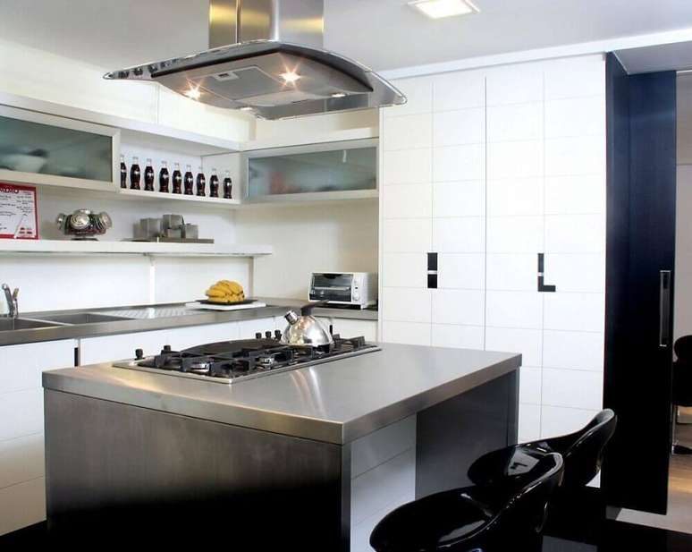 26. A ilha de aço inox dá um toque de modernidade na decoração da cozinha