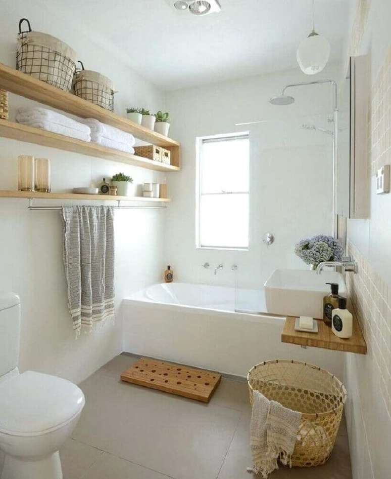 31. Decoração de banheiro simples com prateleiras de madeira