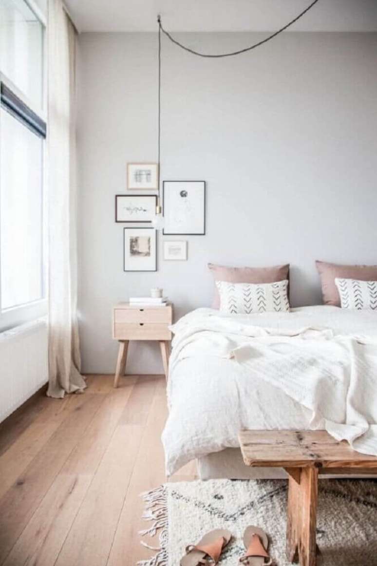 33. Decoração de quarto simples e minimalista com pendente