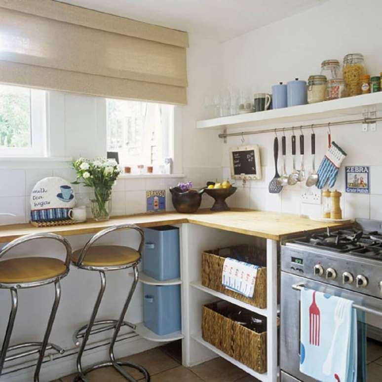 48. Utilizar ganchos e prateleiras é uma maneira de decoração simples e muito bonita para cozinha