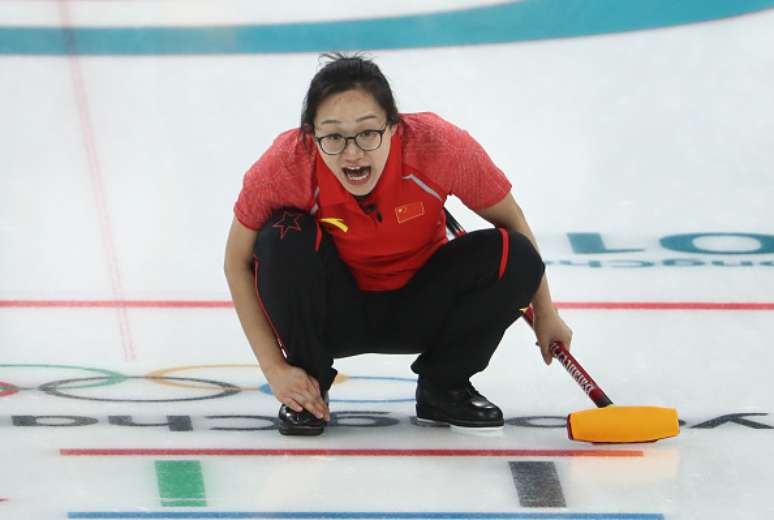 Yan Zhou, atleta do curling da China, durante partida nos Jogos de Inverno 2018