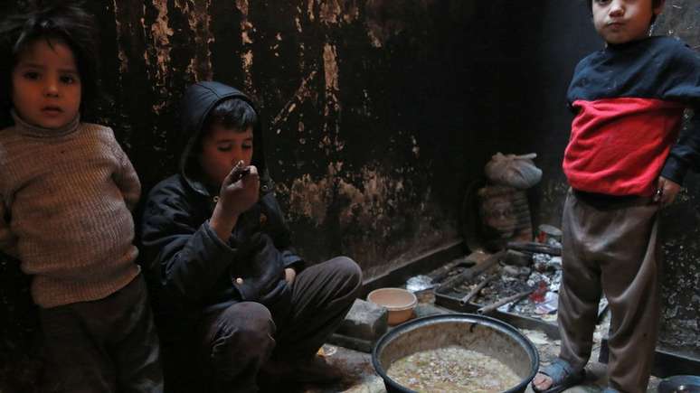 Moradores dizem que passam dias sem comer, consomem plantas não comestíveis ou reduzem tamanho das refeições devido à falta de acesso a alimentos