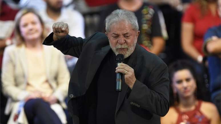 Lula quer concorrer a um terceiro mandato presidencial, mas pode ter sua ambição barrada na Justiça