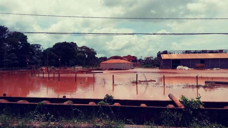 Inspeção flagra alagamento de lama vermelha com alumínio na sede da Hydro Cred | Foto: Instituto Evandro Chagas