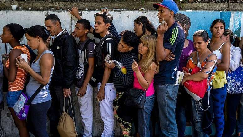 Inflação mais alta do mundo e escassez de alimentos castiga os venezuelanos; pobreza disparou no país