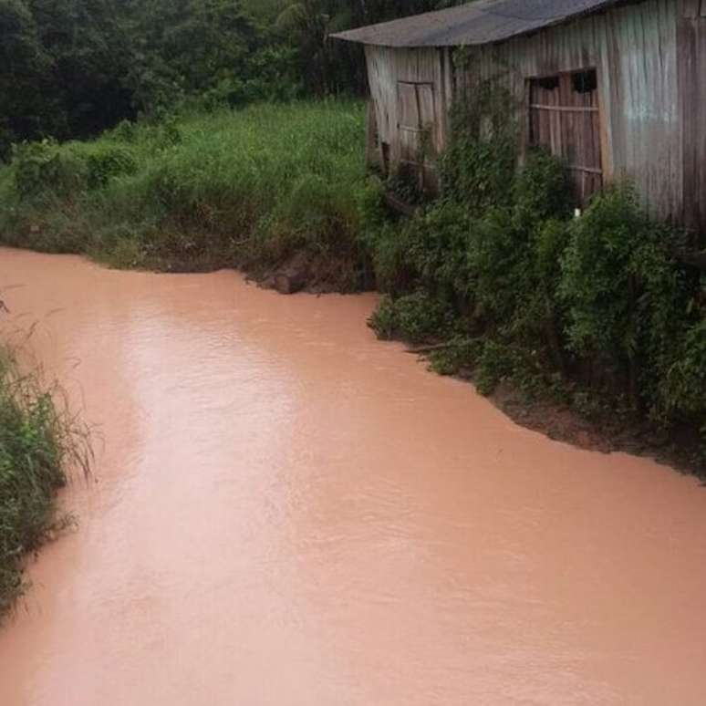Igarapé do Dendê coberto por lama vermelha as margens de comunidades | Foto: Divulgação