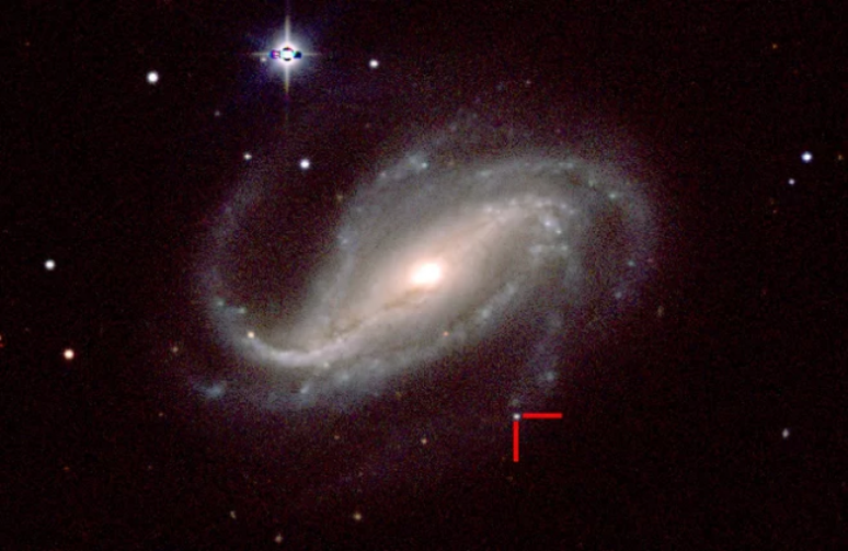 No canto inferior direito, há um pequeno ponto de luz, perto do fim de um braço espiral. Foi ali que nasceu a supernova. (Foto: Space.com)