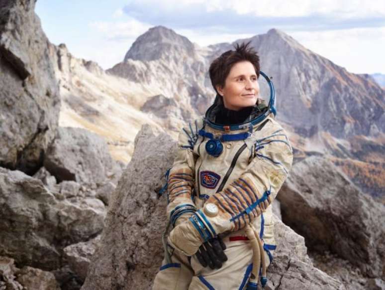 A astronauta italiana em seu uniforme (Foto: National Geographic/Martin Schoeller)