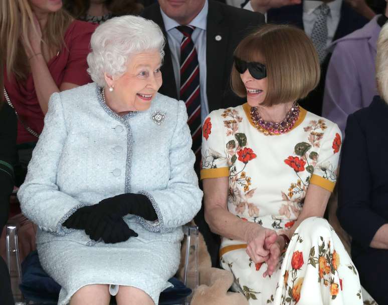 A rainha Elizabeth II apareceu de surpresa na Semana de Moda de Londres e assistiu a desfile na na primeira fileira, ao lado de Anna Wintour, diretora da revista Vogue