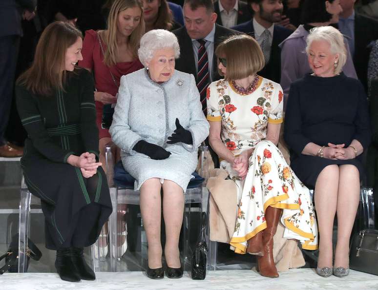Da esquerda para a direita: Caroline Rush, presidente-executiva da Semana de Moda Britânica, a rainha Elizabeth II, Anna Wintour, da Vogue, e Angela Kelly estilista da rainha