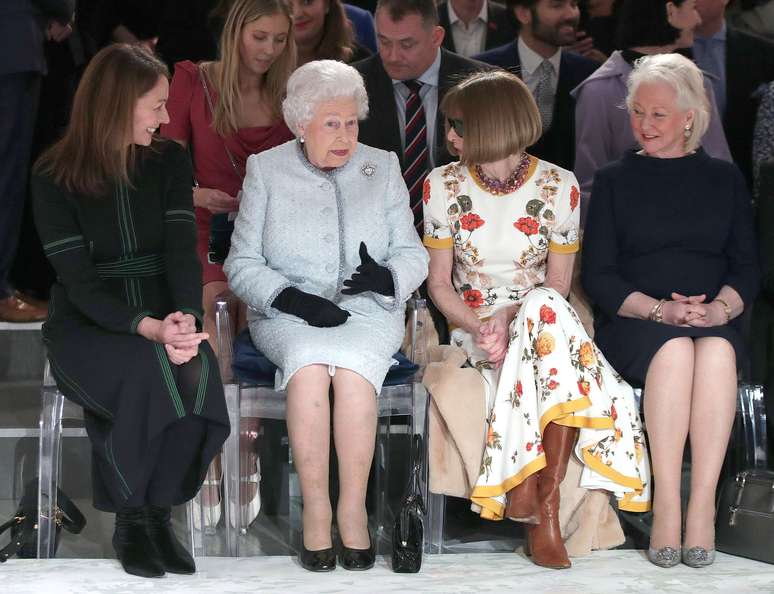 Da esquerda para a direita: Caroline Rush, presidente-executiva da Semana de Moda Brit&acirc;nica, a rainha Elizabeth II, Anna Wintour, da Vogue, e Angela Kelly estilista da rainha