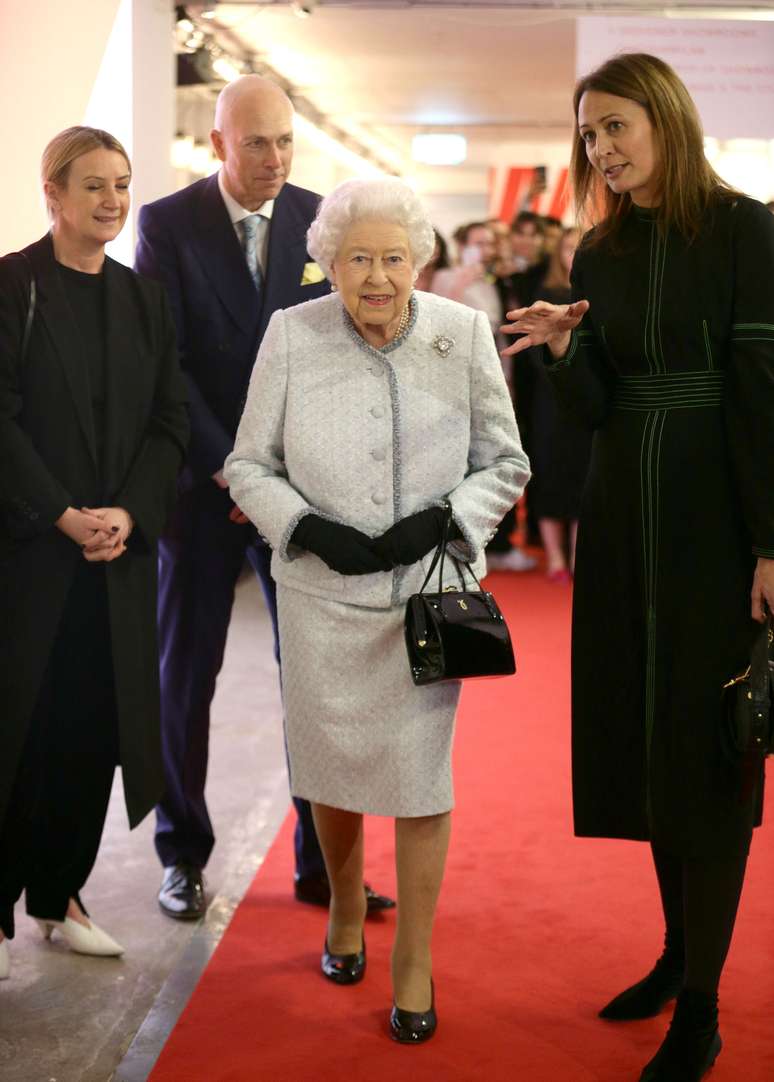 A Rainha Elizabeth II visitou as exposições da Semana de Moda de Londres