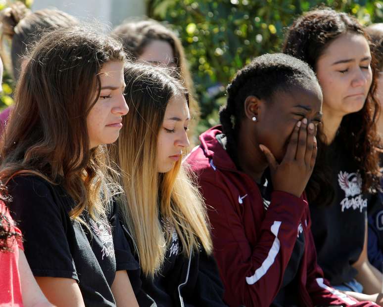 Estudantes homenageiam vítimas de massacre em escola em Parkland, na Flórida 15/02/2018. REUTERS/Jonathan Drake