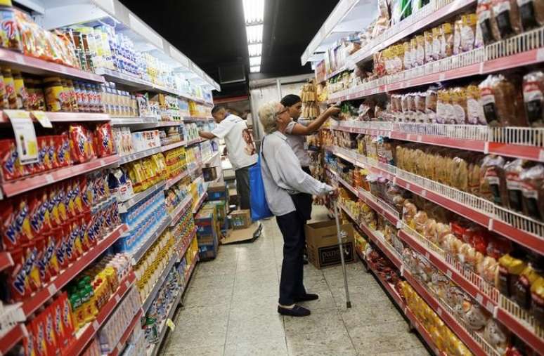 Consumidora observa preços em mercado no Rio de Janeiro 06/05/2016 REUTERS/Nacho Doce