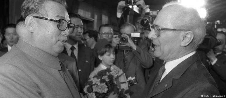Líderes Kim Il-sung (esq.) e Erich Honecker se encontram em Berlim em 1984