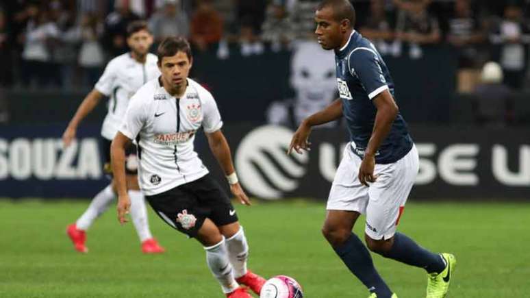 Régis foi um dos destaques da vitória do São Bento sobre o Corinthians, na Arena (Foto: Ricardo Moreira/Fotoarena)