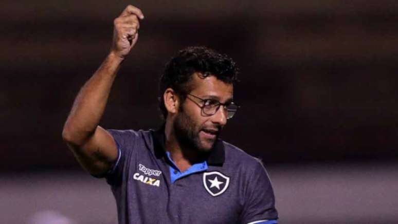 Alberto Valentim gesticulou até pedindo cartão a jogador adversário, na estreia (Vitor Silva/SSPress/Botafogo)
